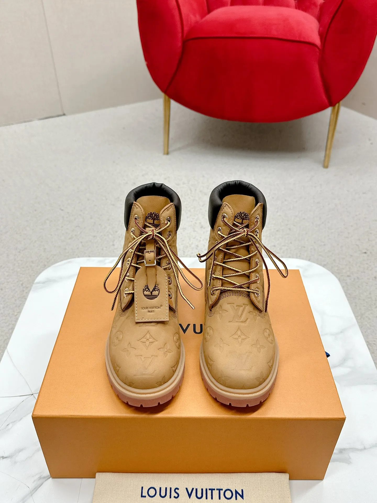 👟👟Ex-factory price 700👟👟 LV’s unbeatable co-branded Martin boots grandly launch Louis Vuitton x Timberland boots. LV x Timberland Timberland co-branded presbyopic rhubarb boots and ankle boots. LV x Timberland ankle boots are made of Monogram embossed waterproof nubuck cow leather. Relying on the brand's exquisite craftsmanship, the classic Timberland 6-inch boot shape is carefully reshaped in Italy, making an eye-catching appearance in American workwear style. Women's size 35-40 (41 is custom-made and non-refundable)